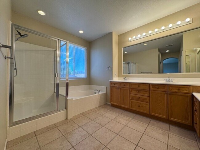 Building Photo - Murrieta Home with 6 Bedrooms plus a Bonus...