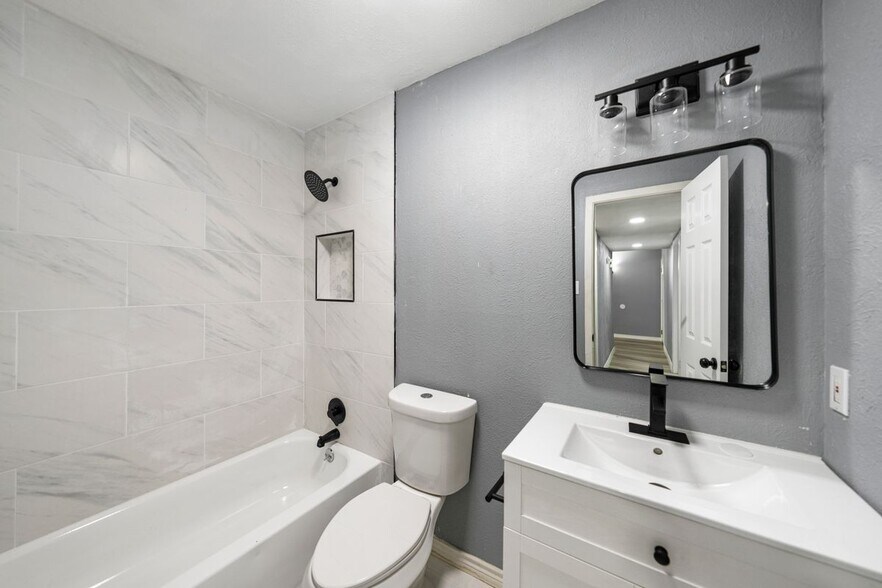 Building Photo - 2517 Clearwood Dr