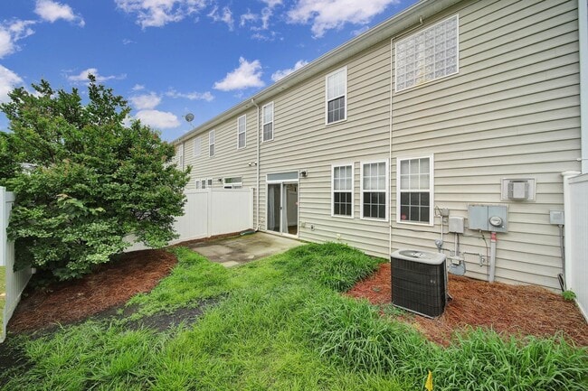 Building Photo - Beautiful Three Bed Two and Half Bath Town...
