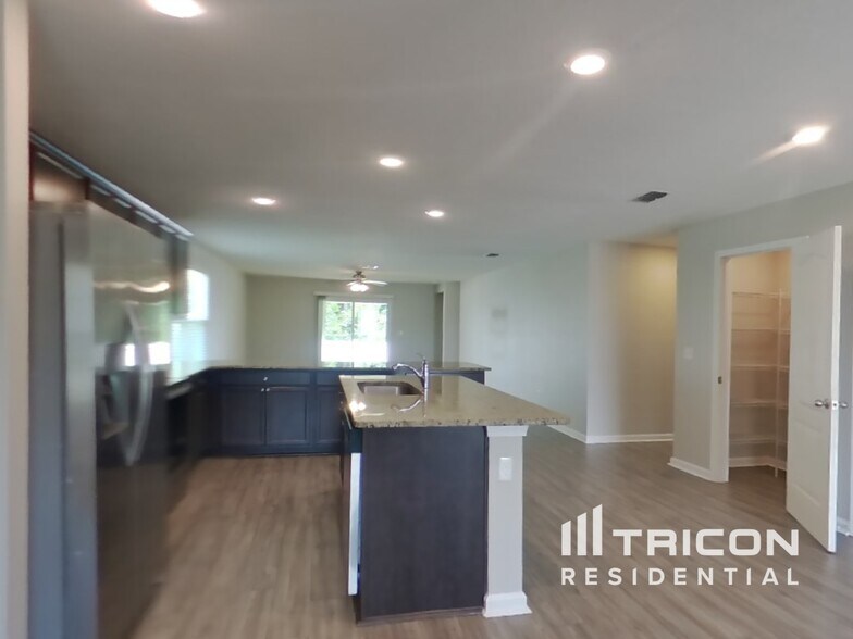 Building Photo - 77038 Crosscut Wy