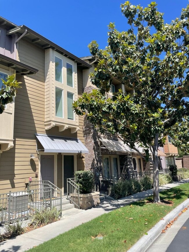 Building Photo - 3 Bed + 3.5 Bath + Bonus Room in Tustin Fi...
