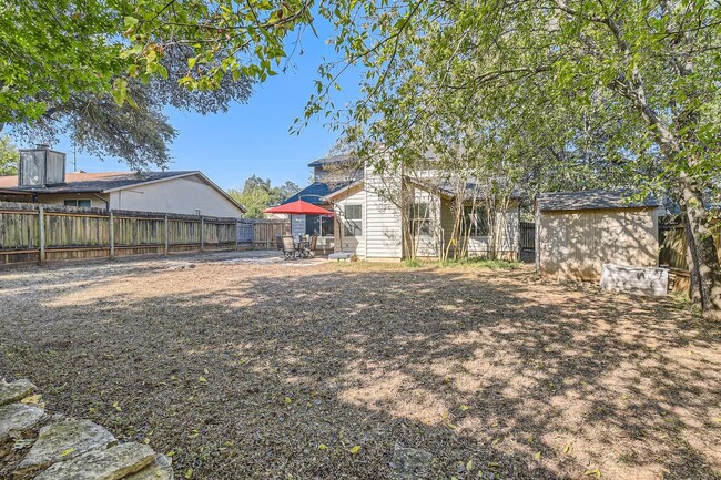 Building Photo - 4910 Pelham Dr