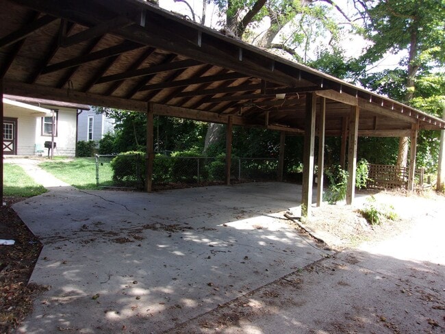 Building Photo - PRELEASING for AUGUST! Close to Campus