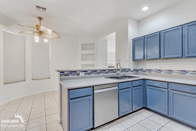 Building Photo - Gorgeous 2Bdm 2Ba Home with Golf-Course Vi...