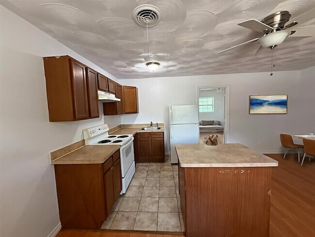 Building Photo - 211 Skyway Dr