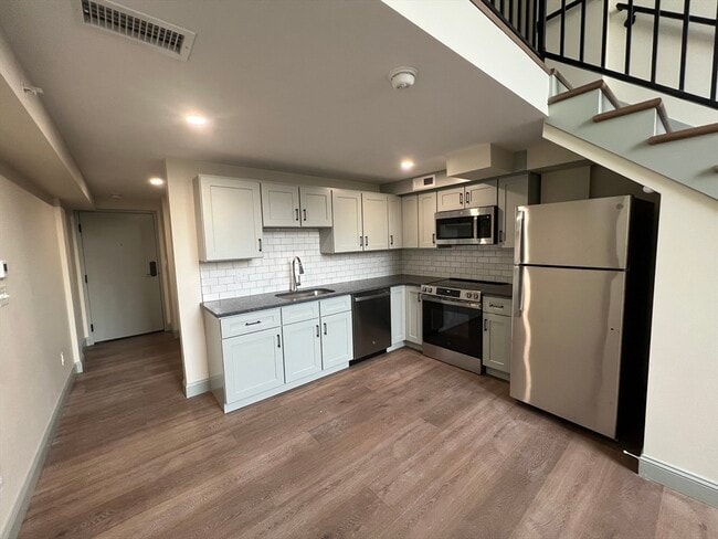 Building Photo - 160 Seabury St