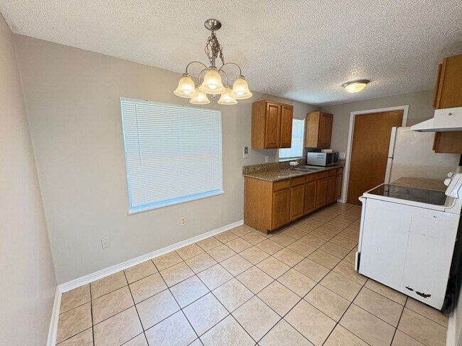 Building Photo - Remodeled 3/2 with huge yard in Sandalwood