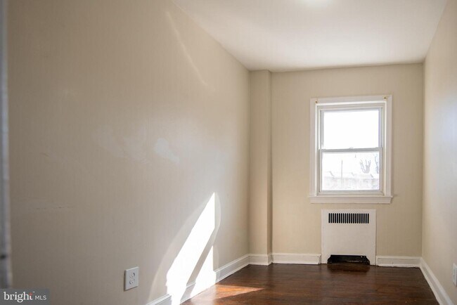 Building Photo - 1422 18th St SE