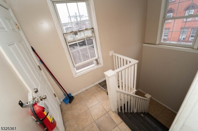 Building Photo - 331 Straight St