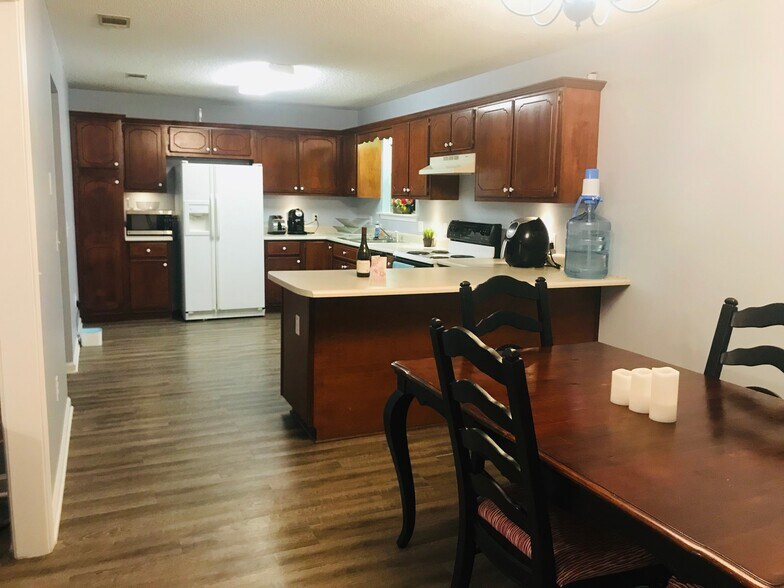 Building Photo - 117 Towne Park Dr W