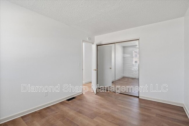 Building Photo - 807 Estate Dr
