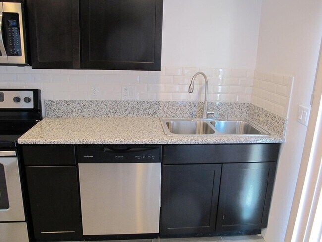 Building Photo - HOUSEE FOR RENT