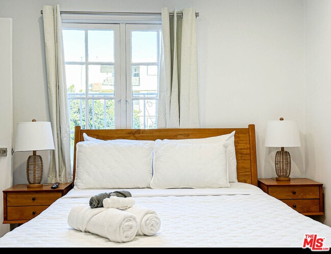 Building Photo - 239 S Doheny Dr