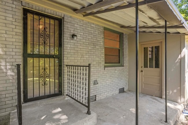 Building Photo - 2510 9th Ave S