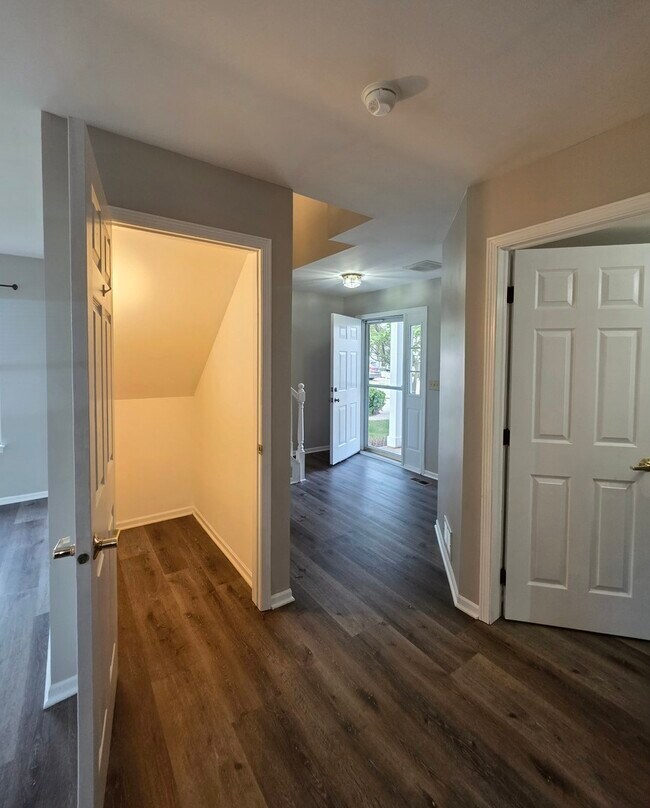 Building Photo - 675 Fieldcrest Dr