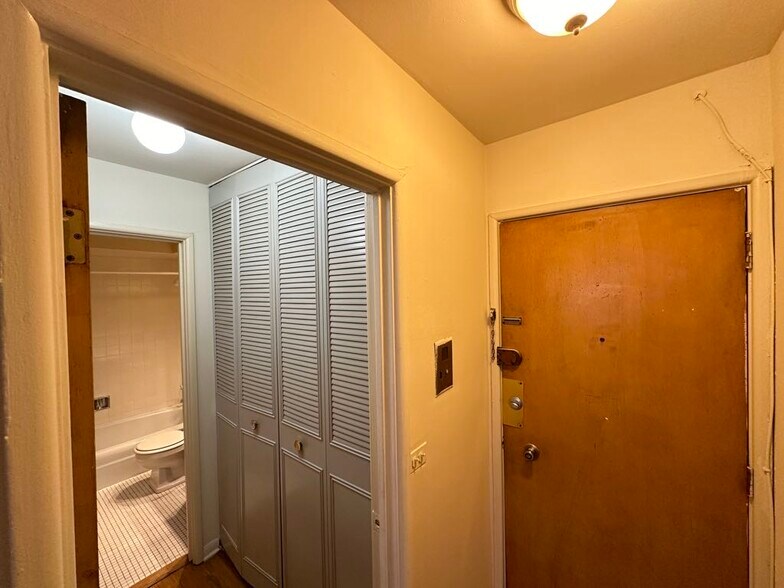 Building Photo - 533 W Aldine Av