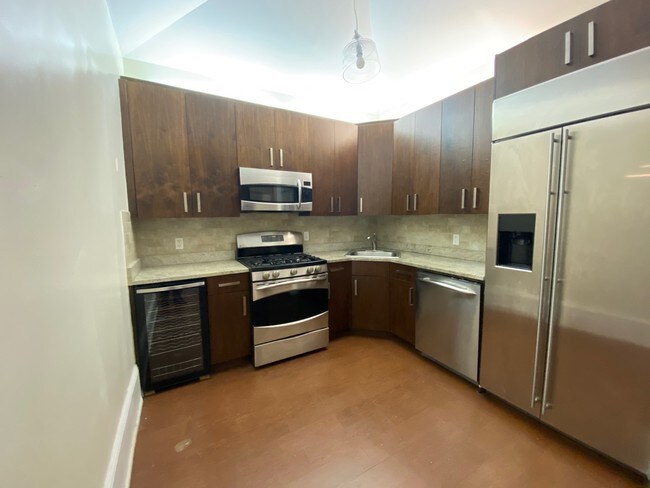 Building Photo - 169 W 76th St