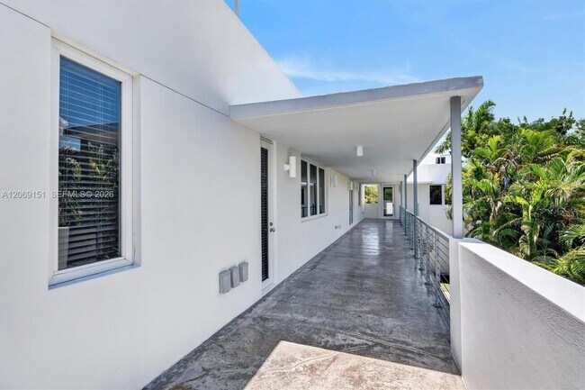 Building Photo - 745 SW 22nd Rd