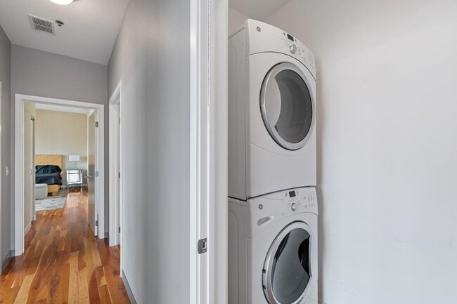 Building Photo - 929 Portland Ave