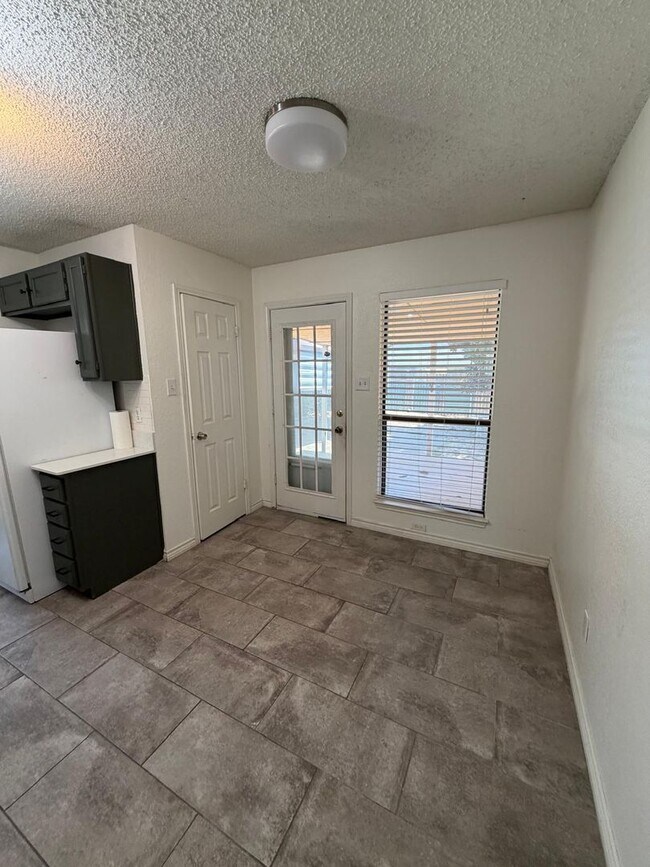 Building Photo - 3006 Post Oak Dr