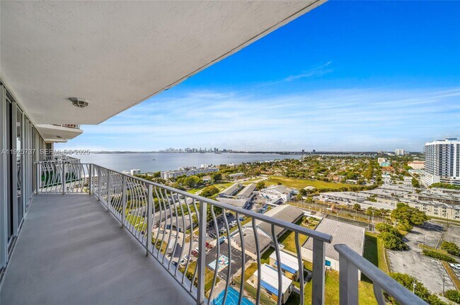 Building Photo - 7601 E Treasure Dr