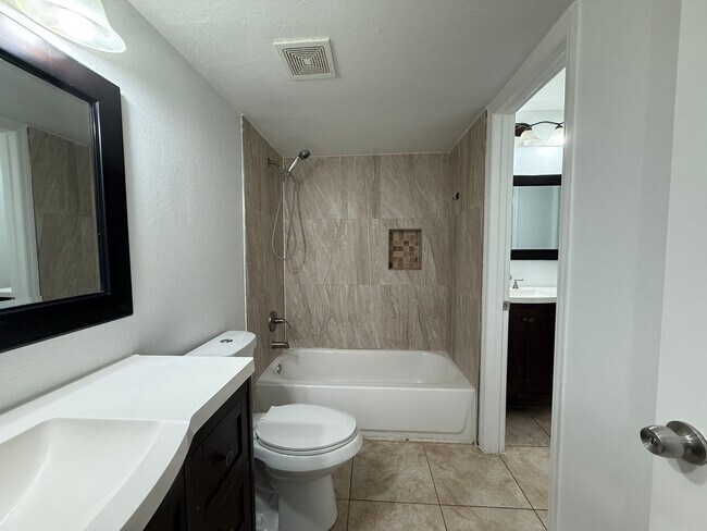 Building Photo - Soaring Ceilings, 2 bedrooms w/a loft