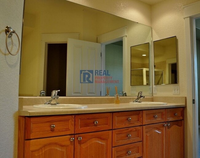 Building Photo - 14000 Winding River Ct