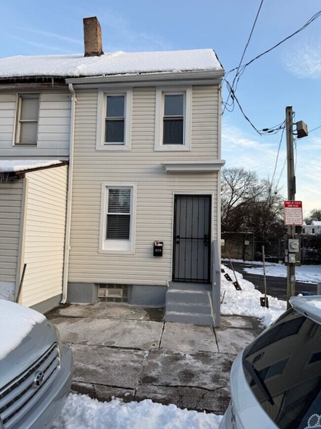 Building Photo - 2BR + Den Home with Private Backyard in Germantown