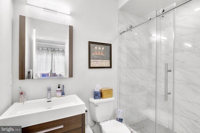 Building Photo - 385 Martin St