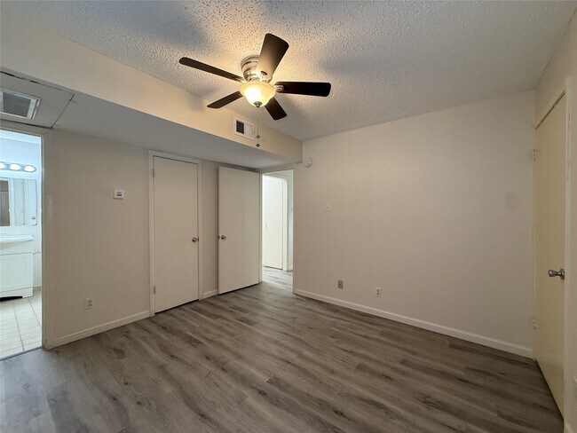 Building Photo - 1801 Cortlandt St