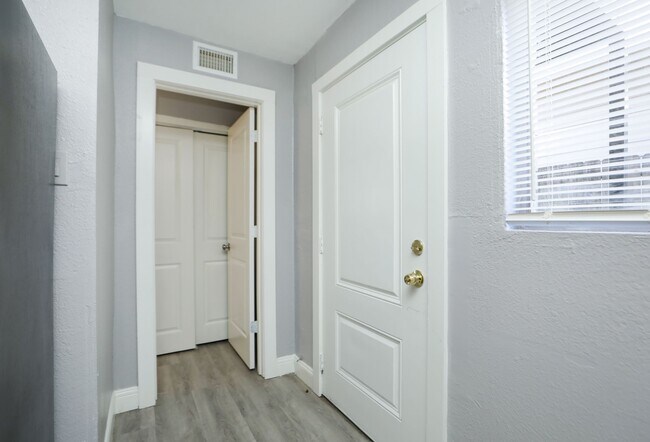 Building Photo - 8127 Colonial Ln