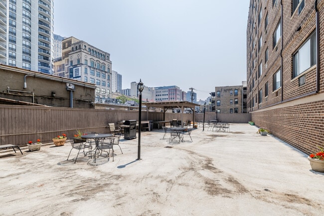 Building Photo - 607 W Wrightwood Ave