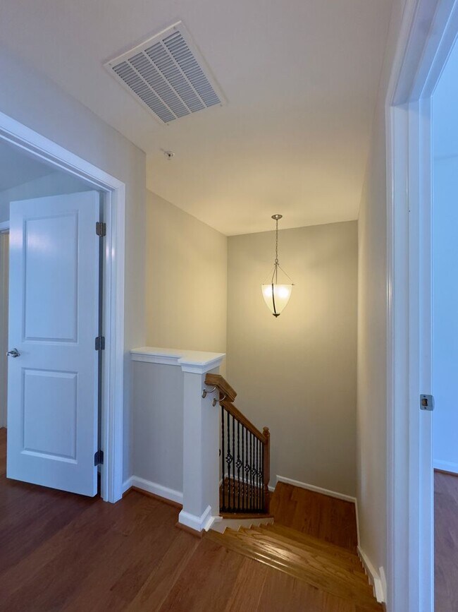Building Photo - 1302 Dickinson Ct