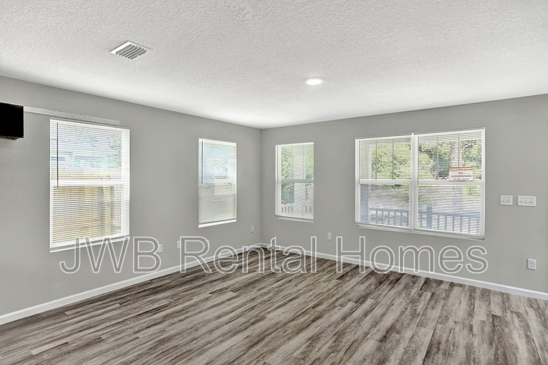 Building Photo - 863 Ionia St