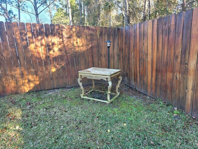 Building Photo - Inviting Woodridge Manor 3/2 Home with Fireplace and Fenced Yard