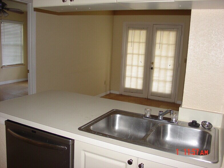 Building Photo - 2550 N Alafaya Trl