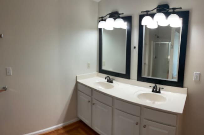 Building Photo - Quiet Neighborhood- Large family living!