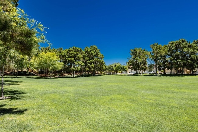 Building Photo - Peccole Ranch 3 Bed 2 Bath Gated Ascot Park Beauty
