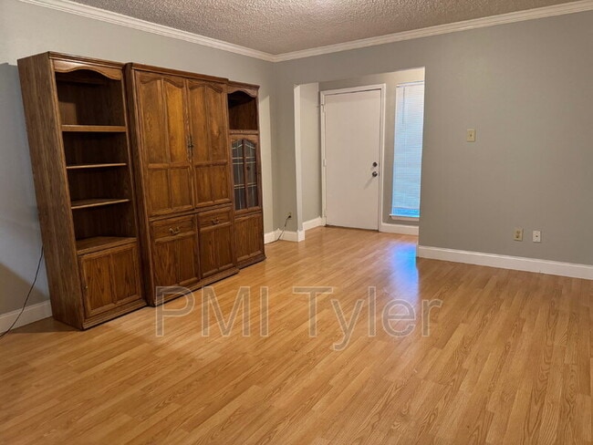 Building Photo - 1005 Towne Lake Dr