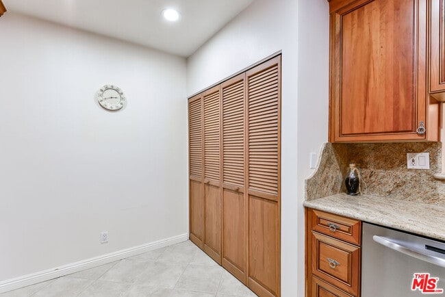 Building Photo - 11755 Montana Ave