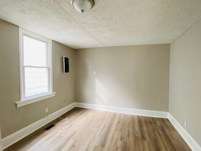 Building Photo - Very Spacious 5bdrm/2bth Bungalow Located in South Richmond w/Privacy Fenced Back Yard!!