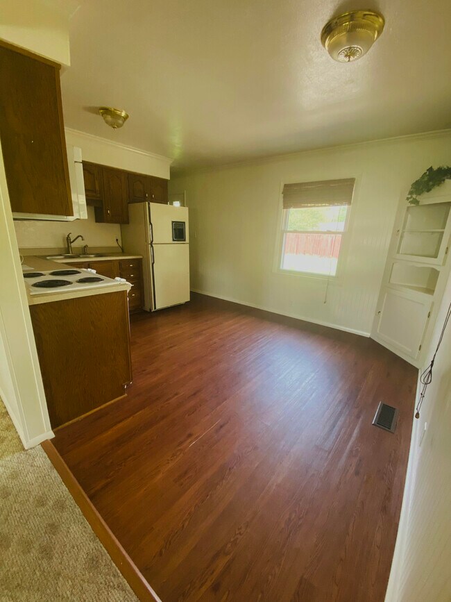 Kitchen - 2905 S Chippewa Ln