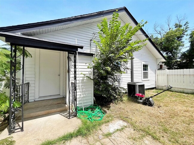 Building Photo - Remodeled 2 Bedroom, 2 Bath Home Reay for New Tenants- Lots of Storage- Near Historic Riverside- ...