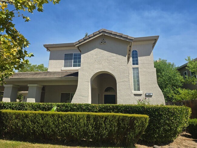 Building Photo - 549 Cascade Dr