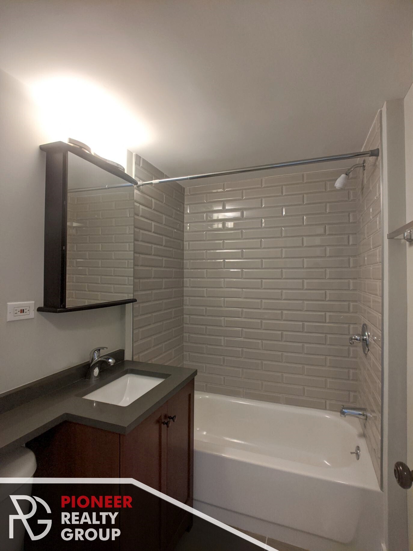 Building Photo - 429 W Wellington Ave