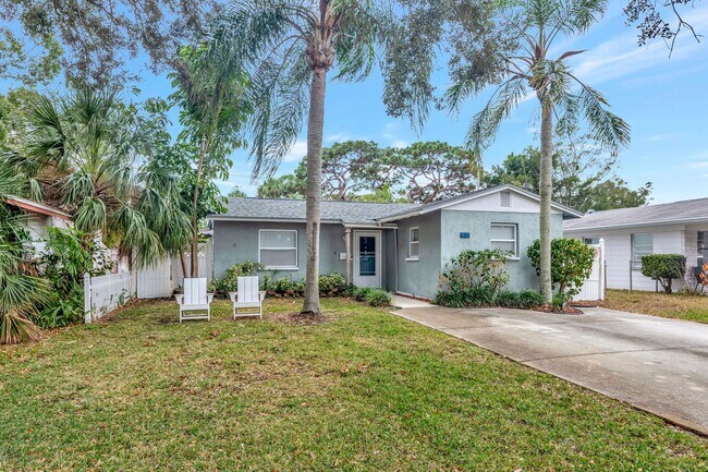 Building Photo - 3 BEDROOM 2 BATHROOM POOL HOME LOCATED IN ST. PETERSBURG