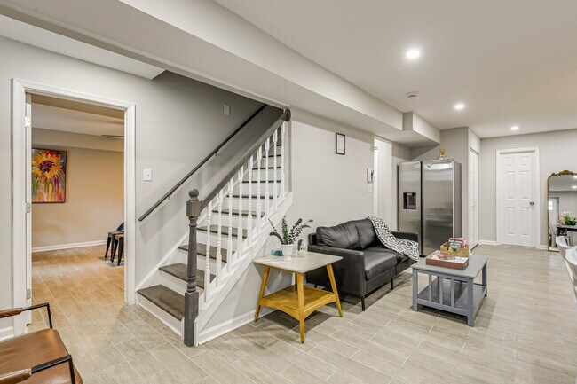 Building Photo - 6604 Oak St