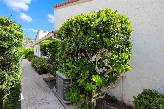 Building Photo - 2385 SW Creekside Dr