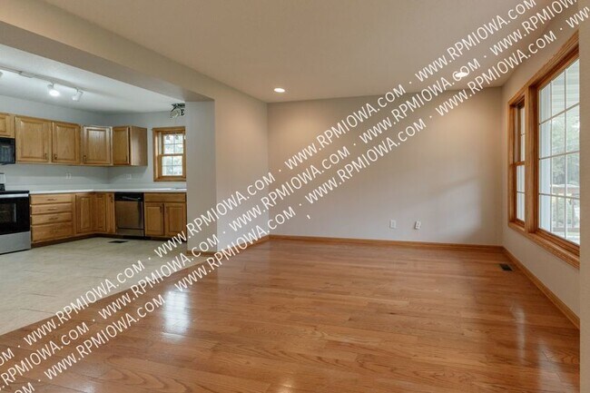Building Photo - CLOSE TO RACCOON RIVER PARK!! 3 Bed, 2 Bat...