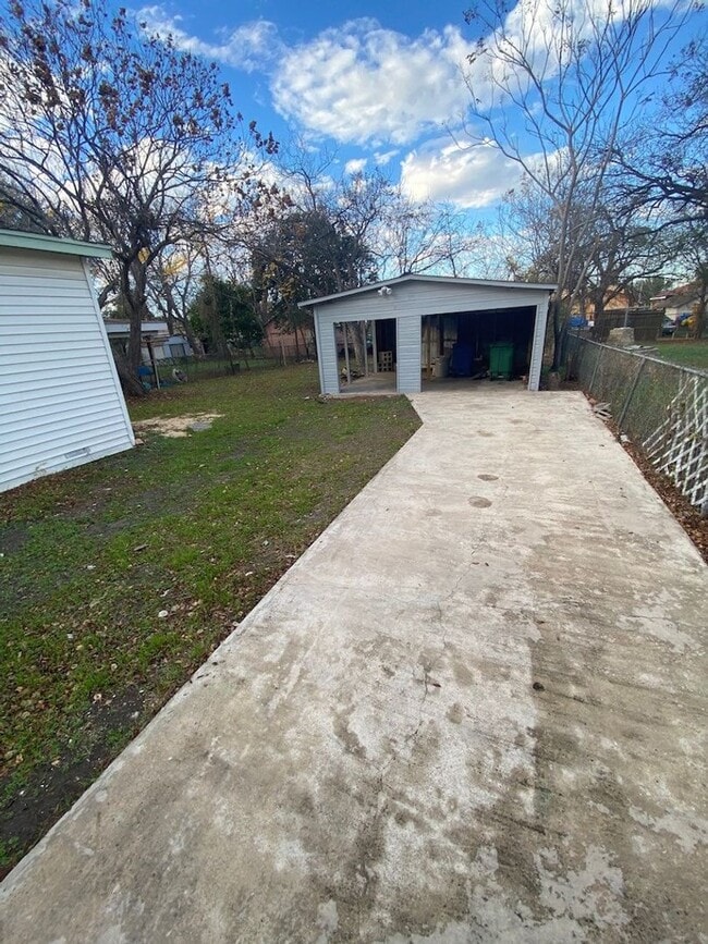 Building Photo - Updated Bungalow!